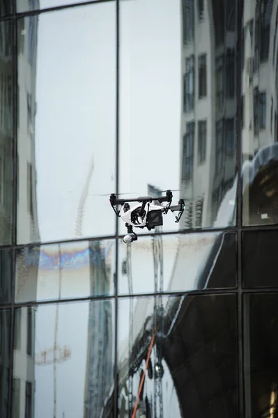 Drone voador branco — Fotografia de Stock