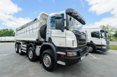 İki beyaz kamyon Scania