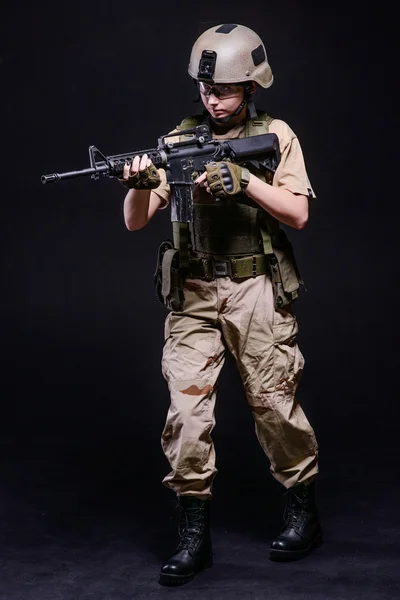 Girl with rifle on dark background — Stock Photo, Image