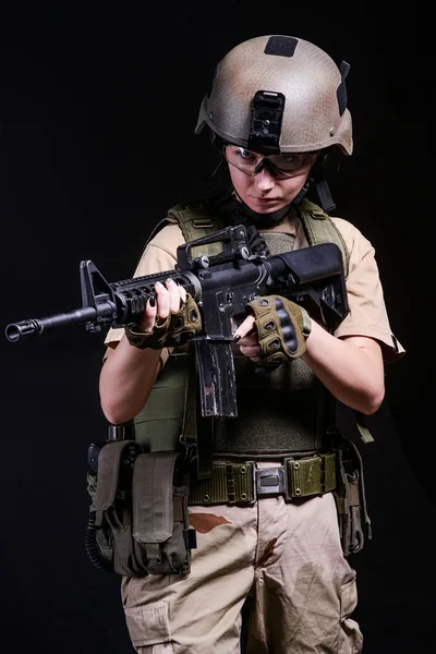 Fille avec fusil d'assaut — Photo