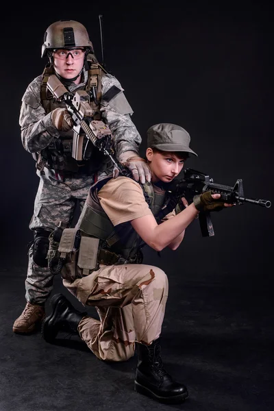 Casal militar com armas — Fotografia de Stock