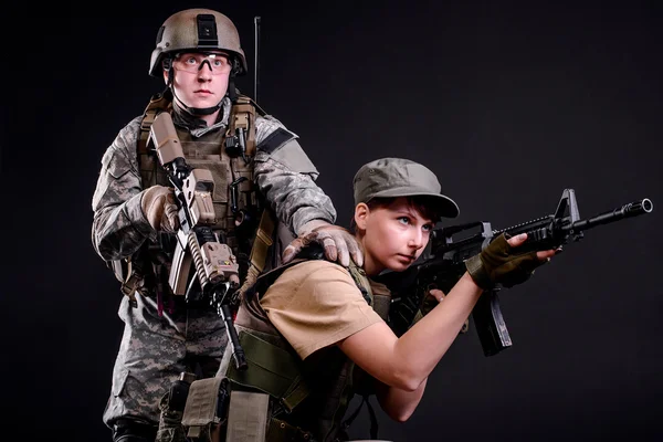 Man and woman with guns — Stock Photo, Image