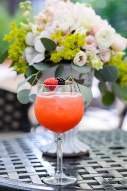 Kırmızı ile buz ve çilek kokteyli