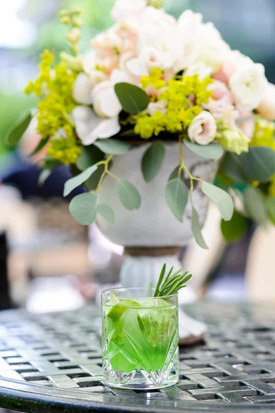 Cold green tropical cocktail — Stock Photo, Image