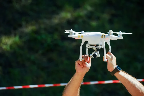 Drone com câmera em mãos de homens — Fotografia de Stock