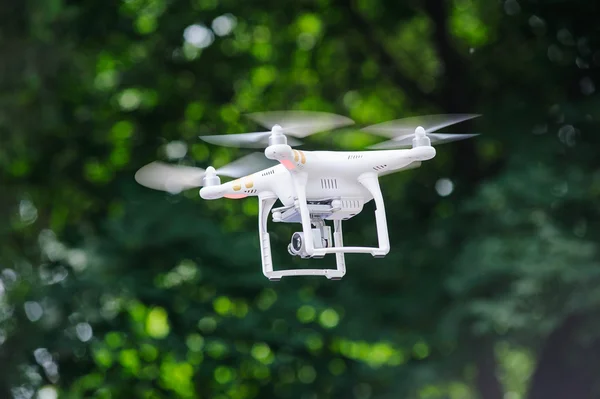 Latający drone z aparatu — Zdjęcie stockowe