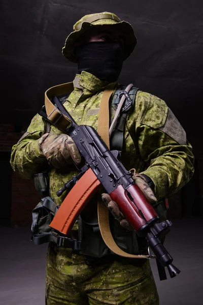 Soldat avec fusil d'assaut Kalachnikov — Photo