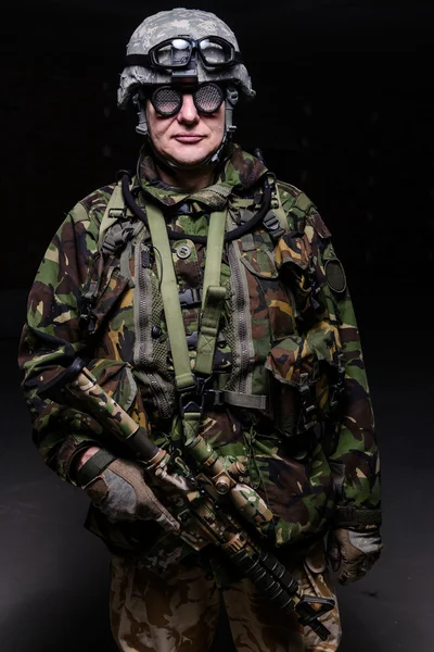 Voják v přilbě s puškou — Stock fotografie