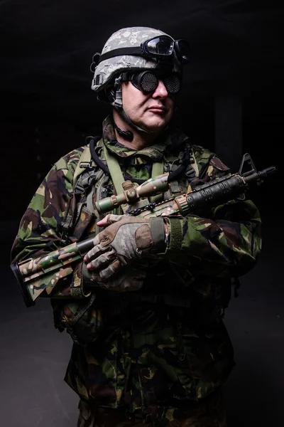 Muž s pistolí v uniformě — Stock fotografie