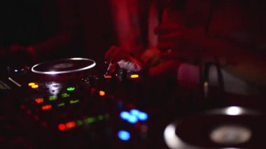 Kadın Dj presler düğmesine güvertelerde