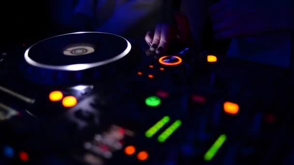 Junge weibliche dj — Stockvideo