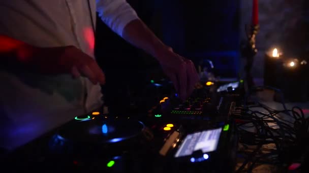 Mężczyzna Mixy Utworów Muzycznych Konsoli Nocnym Klubie — Wideo stockowe