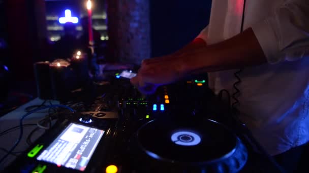 Controlos de ajuste de Dj masculino — Vídeo de Stock