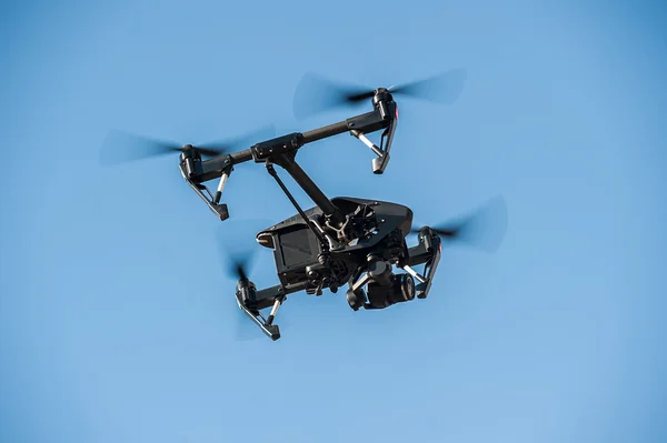 Drone voando no céu — Fotografia de Stock