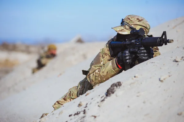 Soldados armados aguardam um ataque. . — Fotografia de Stock