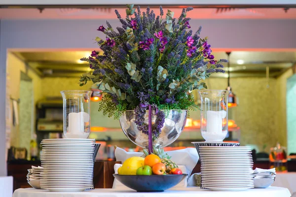 Огромная ваза цветов на украшенном столе в ресторане . — стоковое фото