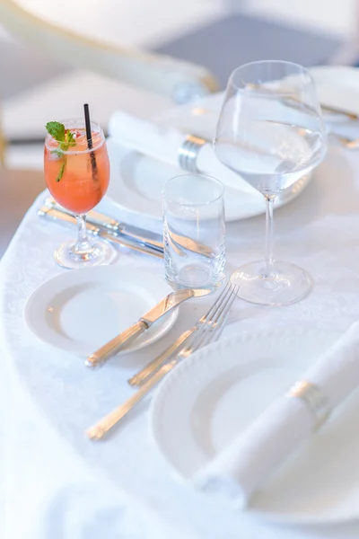 Cocktail with a bunch of mint served on the table. — Stock Photo, Image