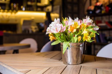 Taze alstroemeria buket metal bir kova