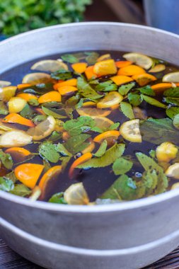 Soğuk buz çay büyük bir güveç içinde bir portakal