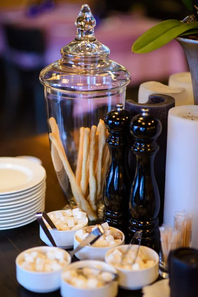 Vase en verre avec collation au pain et bougies décoratives sur la table . — Photo