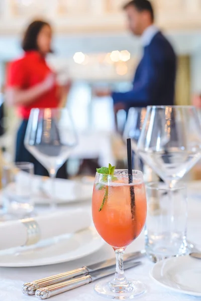 A glass of cold cocktail on a table in the lobby of the restaurant — Stok fotoğraf