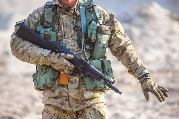 ギアの戦術的な彼の手に銃を持つ兵士の詳細 — ストック写真