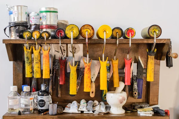 Painter equipement  on a wooden shelf in the studio — Stock Photo, Image