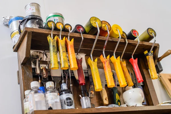 Tools of the artist on the shelf in the workshop — Stock Photo, Image