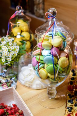 Dekore edilmiş bir cam vazo içinde sunulan tatlılar