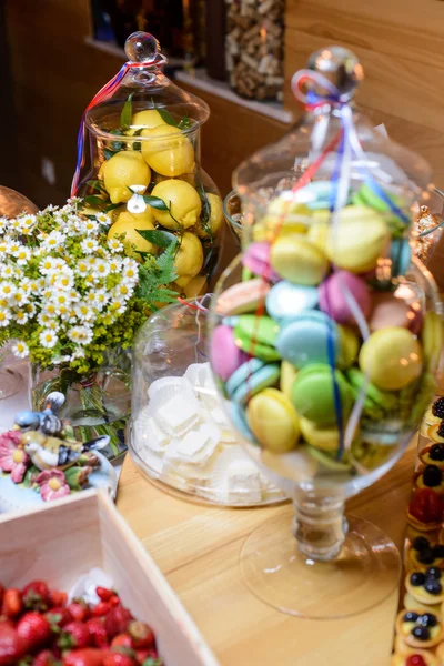 Vaso de vidro grande com doces — Fotografia de Stock