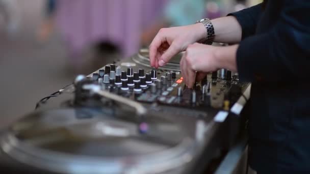 Man Dj achter de dekken — Stockvideo