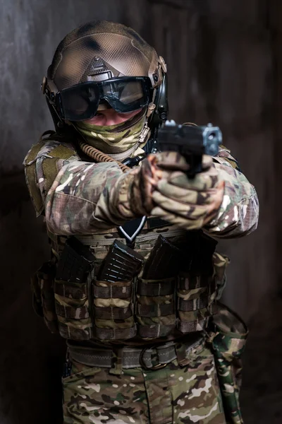 Homem em plena munição militar segurando uma arma — Fotografia de Stock