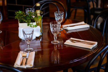 Tablo ya da başka bir yiyecek ve içecek olay akşam yemeği için ayarla