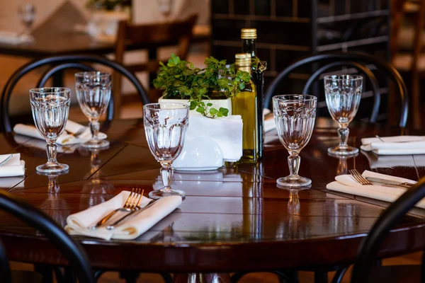 Tableware on wooden table in restaurant — Stock Photo, Image