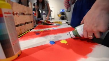 Genç Sanatçılar Resim Galerisi performans sırasında ayrıntıları boya