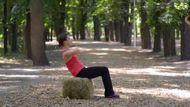 Edzés a parkban. Nyomja meg a gyakorlat — Stock videók