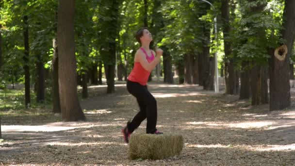 Edzés a parkban. Láb gyakorlat — Stock videók