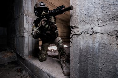 İçinde silahlı Korucu maske ve kask bir binada saklanıyor