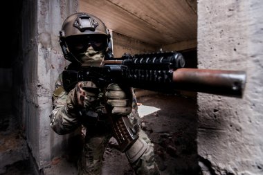 Bir bina askeri operasyonda sırasında silahlı asker portresi