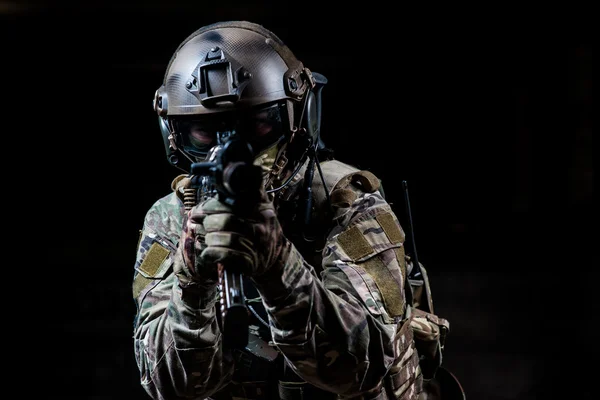 Soldado armado em camuflagem apontando uma espingarda para você — Fotografia de Stock