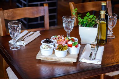 Aperatifler turşu, et ve peynir