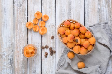 Bir cam kavanoz ve sepet dolusu taze kayısı kayısı dilim