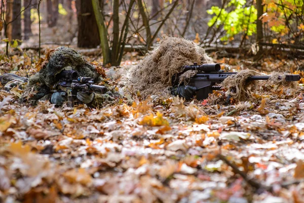 Equipo de francotiradores apuntando al objetivo en el bosque — Foto de Stock