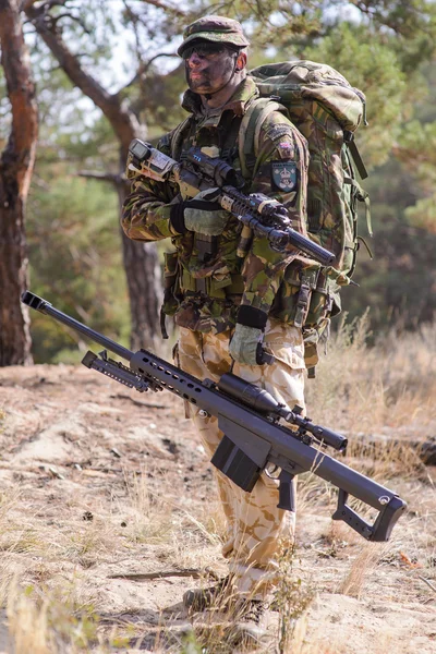 Voják speciálních jednotek s malovanými fase a sniper puškou v pro — Stock fotografie