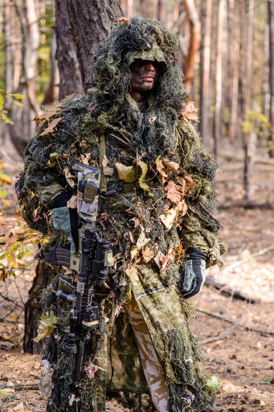 Portrét ozbrojených sniper v lese — Stock fotografie