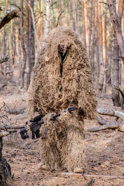 Snikskytter med grovkalibret rifle i skog – stockfoto