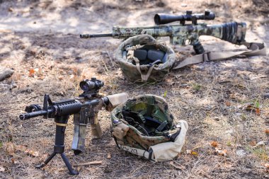 Teleskopik bir manzara ile otomatik tüfek