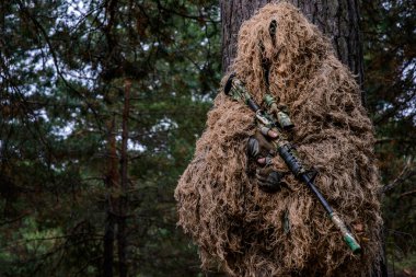 Kamufle keskin nişancı holding tüfeği