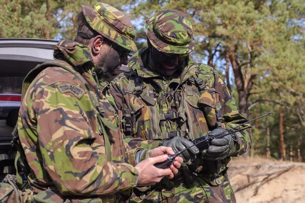 Soldaten in uniform met draagbare radiostation — Stockfoto