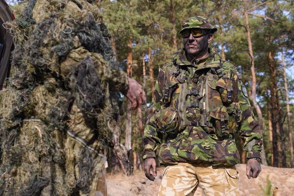 Vojáci s ukoptěným obličejem maloval sazemi — Stock fotografie